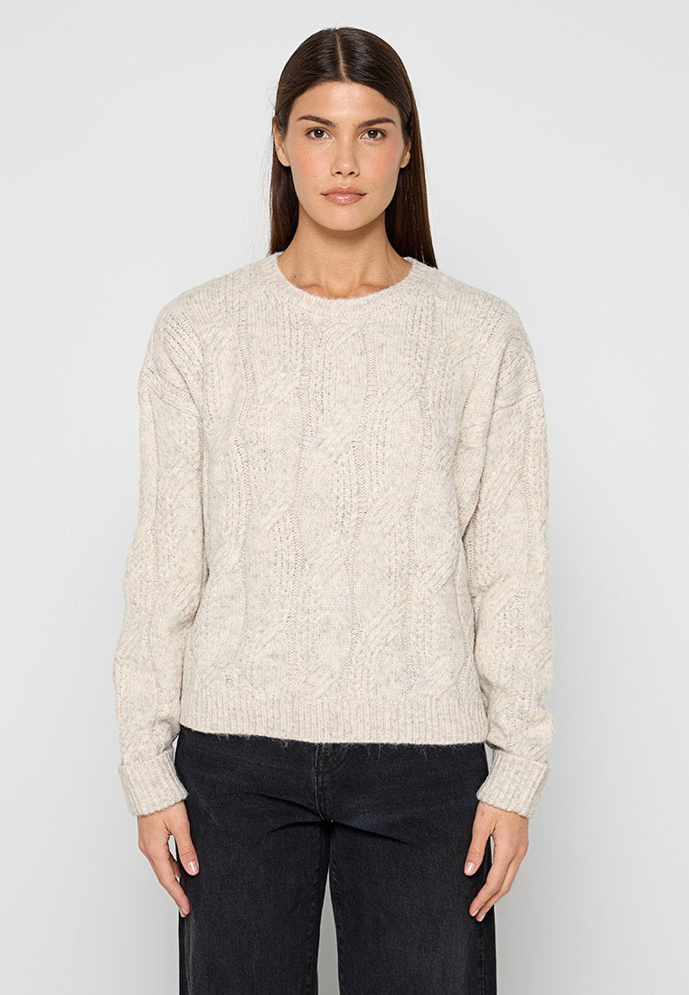 Zopfmuster-Pullover in Hellbeige mit rundem Ausschnitt und langen Ärmeln. Strukturiertes Design mit gerippten Bündchen und Saum.
