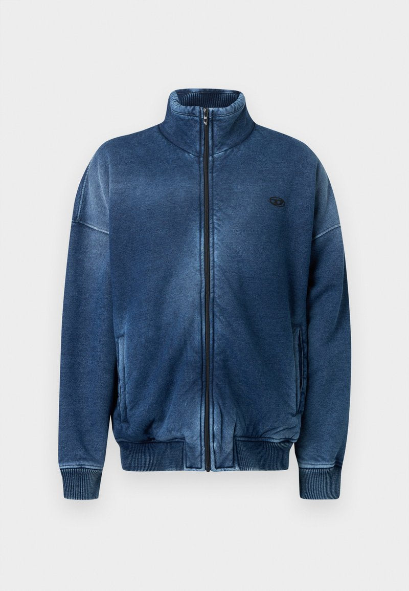 Blaue Jacke mit Reißverschluss aus weichem Stoff, mit Stehkragen, gerippten Bündchen, Seitentaschen und einem aufgestickten Logo auf der Brust.