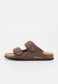 Braune offene Zehen-Slide-Sandale mit zwei verstellbaren Schnallenriemen und einem Korkfußbett mit schwarzer Sohle, seitlich mit dem Markennamen "Ben Sherman" versehen.