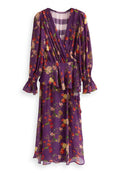 Lila Blumenwickelkleid mit langen Ärmeln, gerüschten Manschetten und einer fließenden Silhouette. Es verfügt über eine Mischung aus bunten Blumenmustern auf leichtem Stoff.