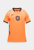 Orangefarbenes Fußballtrikot mit kurzen Ärmeln, schwarzen Akzenten, Nike-Logo und KNVB-Löwenwappen mittig auf der Brust.