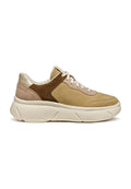 Beige und braune Wildleder-Sneaker mit einer leichten cremerfarbenen Gummisohle, runder Zehenpartie und Schnürung; glatte Lederakzente an der Ferse.