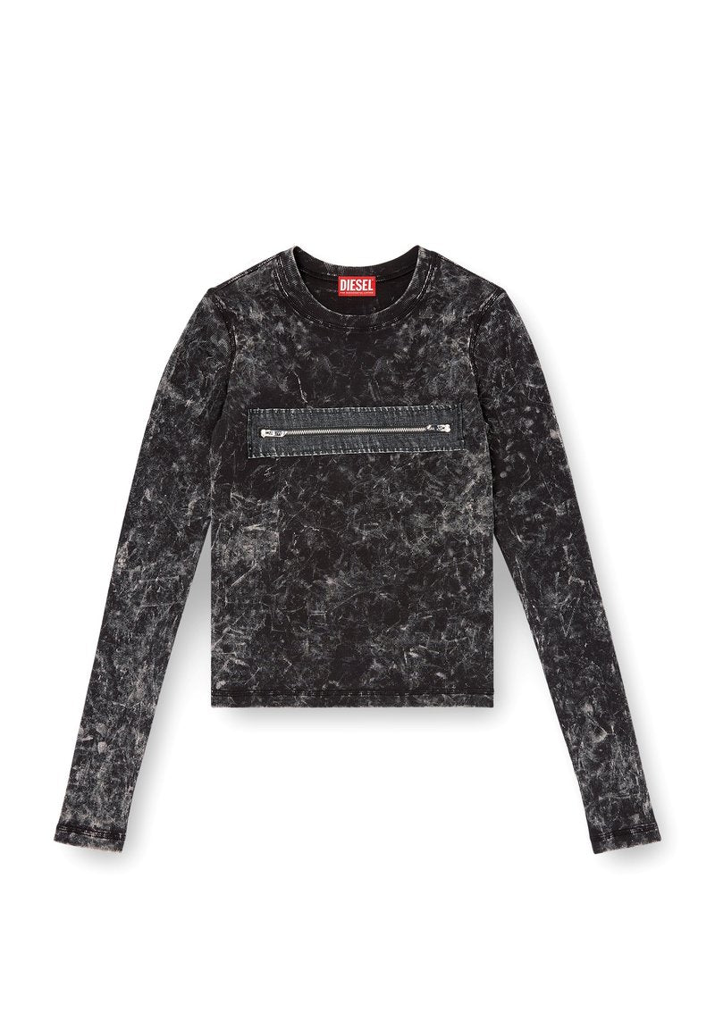 Schwarzes Langarmshirt mit einem strukturierten, abgenutzten Muster. Verfügt über eine Brusttasche mit einem silbernen Reißverschluss und einem runden Halsausschnitt.