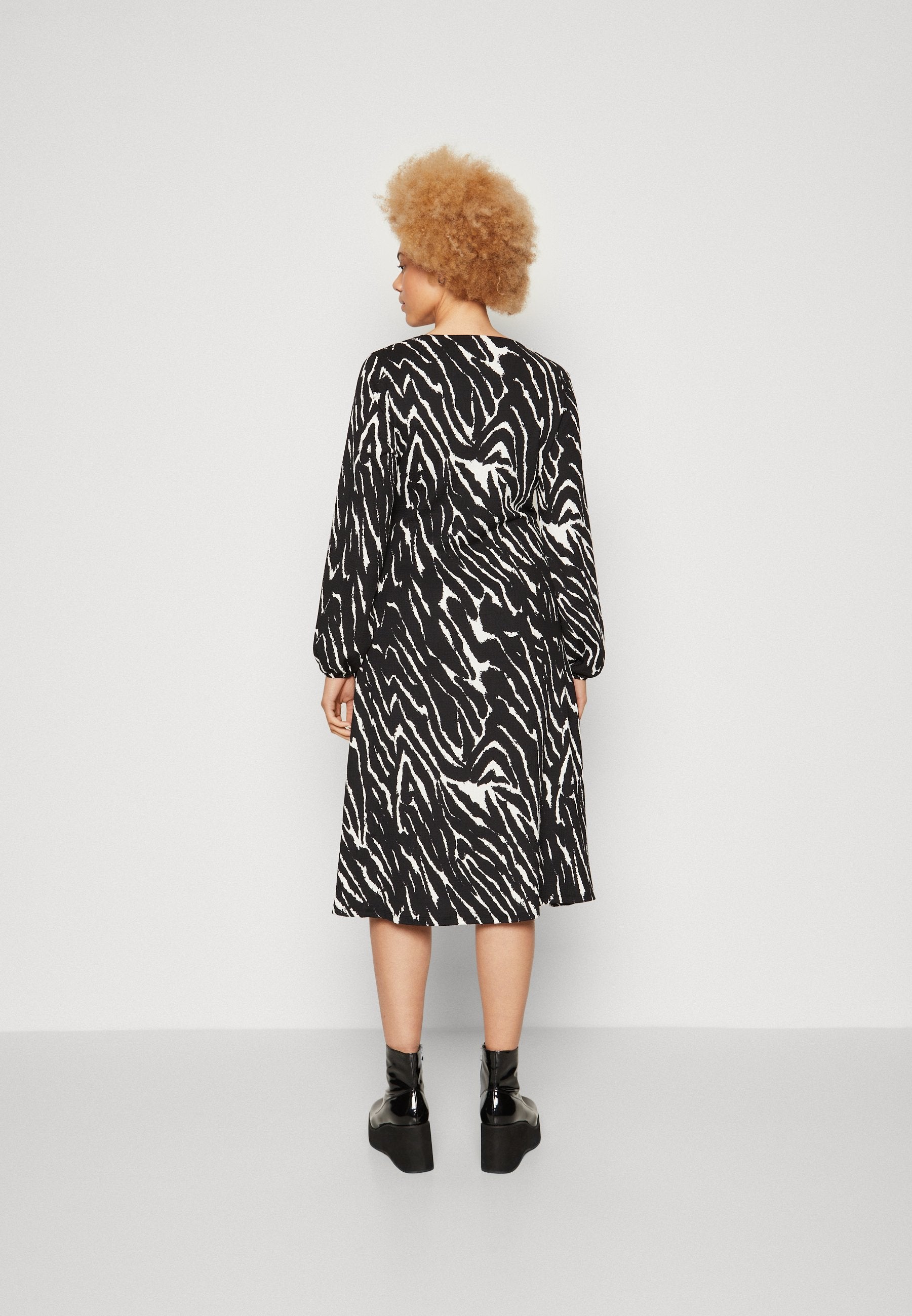 CARJOLA WRAP DRESS Media 4