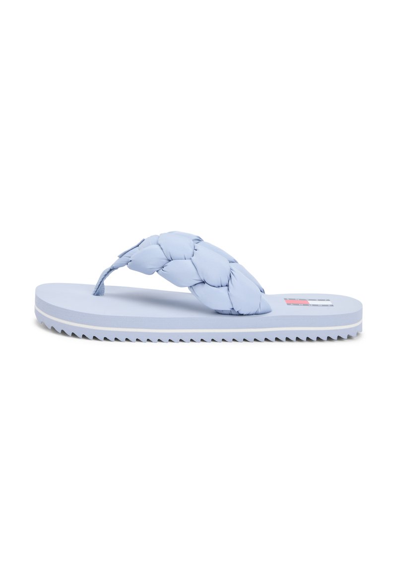 Hellblaue Flip-Flops mit geflochtenem, gepolstertem Riemen und profilierter Sohle, mit einem kleinen rechteckigen Logo auf dem Fußbett nahe der Ferse.