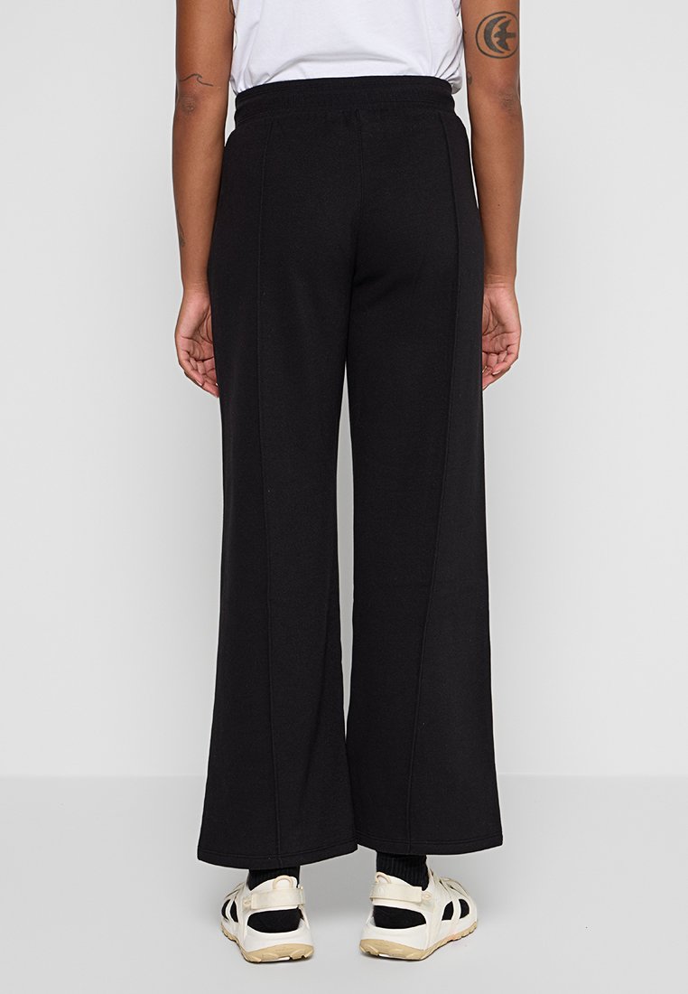 DKNY Sport
