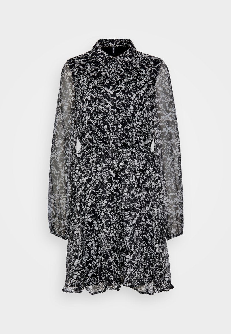 Schwarzes Blumenkleid mit Kragen, langen transparenten Ärmeln und tailliertem Schnitt. Verfügt über weiße Blumenmuster und einen fransigen Saum.
