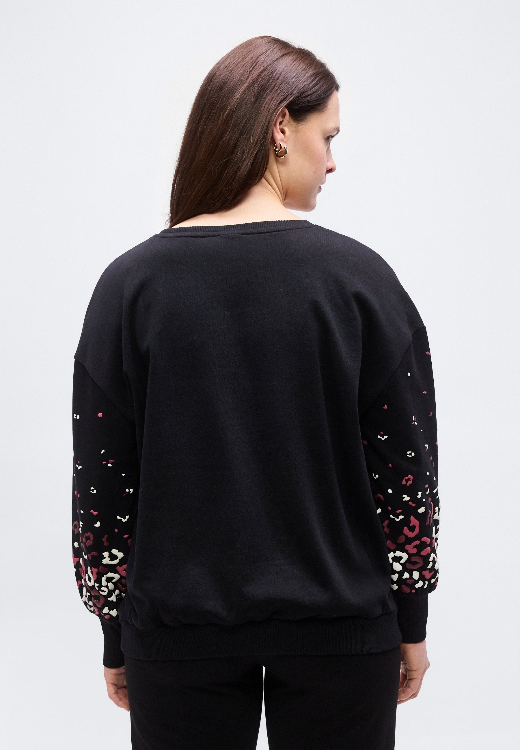 CARBROOKE O NECK Media 4