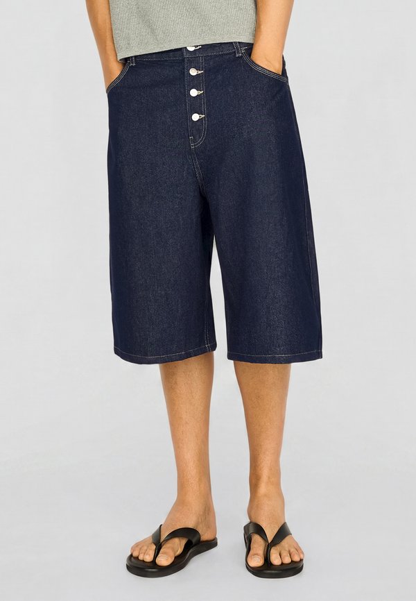 Bershka BARREL - BERMUDA JEANS - Denim shorts - royal blue