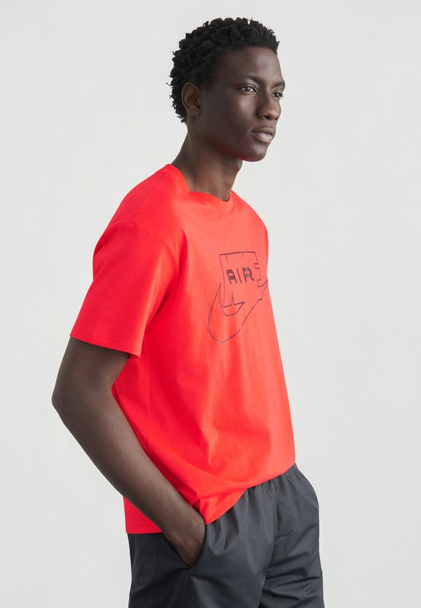 Nike Sportswear TEE - Print T-shirt - crimson