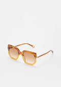 Übergroße quadratische Sonnenbrille mit bernsteinfarbenen Verlaufs-Gläsern und gestreiftem Schildpattmuster auf Rahmen und Bügeln vor weißem Hintergrund.