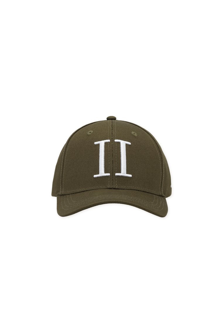 Olivgrüne Baseballkappe mit weiß bestickter römischer Zahl II auf der Vorderseite, strukturierter Krone und gebogenem Schirm.