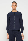 Navy Zip-Jacke mit strukturiertem Schulterpanel, aus weichem Stoff gefertigt. Verfügt über einen hohen Kragen und seitliche Taschen, entworfen für eine figurbetonte Passform.