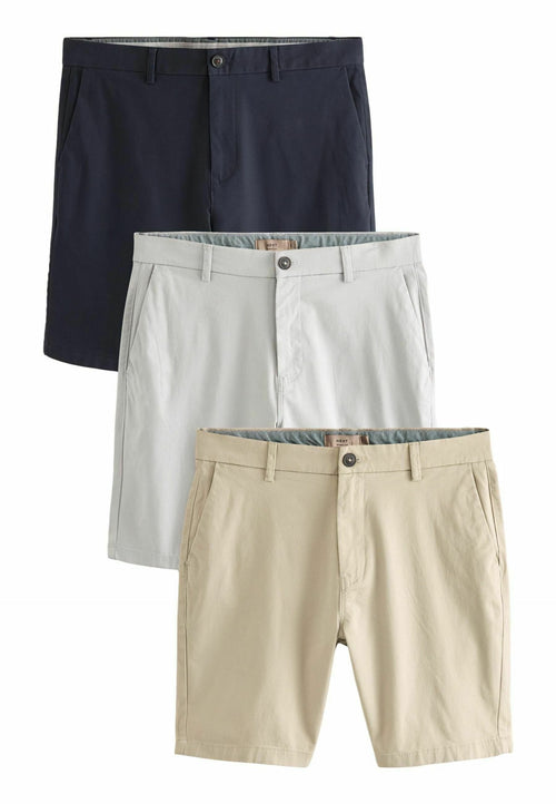 Drei Paar Shorts: navyblau, hellgrau und beige, alle aus glattem Stoff gefertigt, mit Fronttaschen und Knopfverschlüssen.