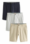 Drei Paar Shorts: navyblau, hellgrau und beige, alle aus glattem Stoff gefertigt, mit Fronttaschen und Knopfverschlüssen.