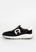 Schwarzer und weißer Sneaker aus Mesh und Leder. Verfügt über ein auffälliges Logo, kontrastierende Akzente und eine dicke Sohle mit strukturiertem Profil.