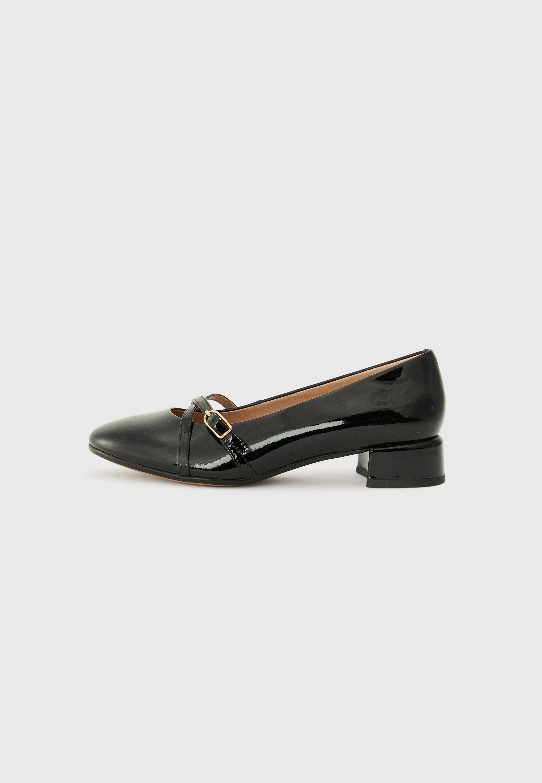 Schwarzer Pumps aus Lackleder mit spitzer Spitze, kleinem Blockabsatz und dekorativem goldfarbenen Schnallenakzent über dem Vorderblatt. Glatte Oberfläche.