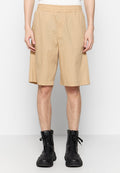 Beige Shorts mit einem elastischen Bund, aus leichtem Stoff gefertigt. Sie haben eine lockere Passform, ein knie-langes Design und keine sichtbaren Taschen.