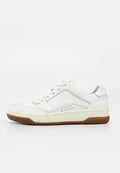 Weißer Low-Top-Sneaker mit Schnürung vorne, genähtem Paneeldesign, perforiertem seitlichem Detail und brauner Gummisohle.