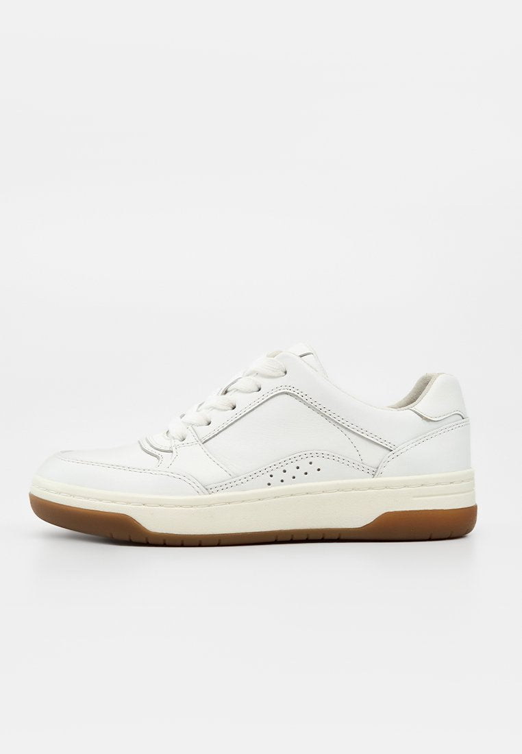 Weißer Low-Top-Sneaker mit Schnürung vorne, genähtem Paneeldesign, perforiertem seitlichem Detail und brauner Gummisohle.