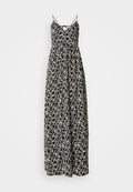 Maxikleid in Schwarz und Weiß mit geometrischem Muster, ausgestattet mit dünnen verstellbaren Trägern und einem lockeren Schnitt, aus leichtem Stoff gefertigt.