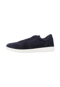 Marineblaue Wildleder-Sneaker mit einer strukturierten Oberseite, Schnürverschluss und einer weißen Gummisohle. Verfügt über dezente Nähte und eine flache Silhouette.