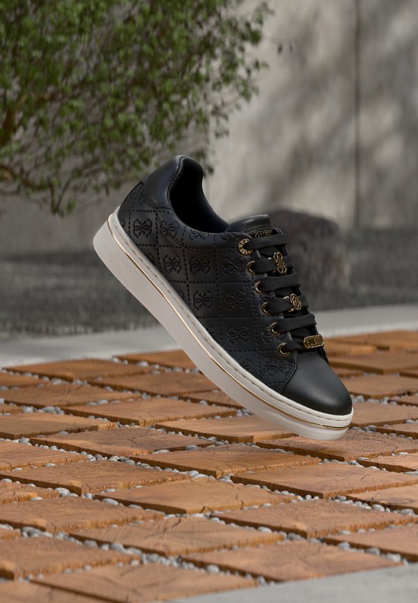 Guess STASEY4 - Trainers - black