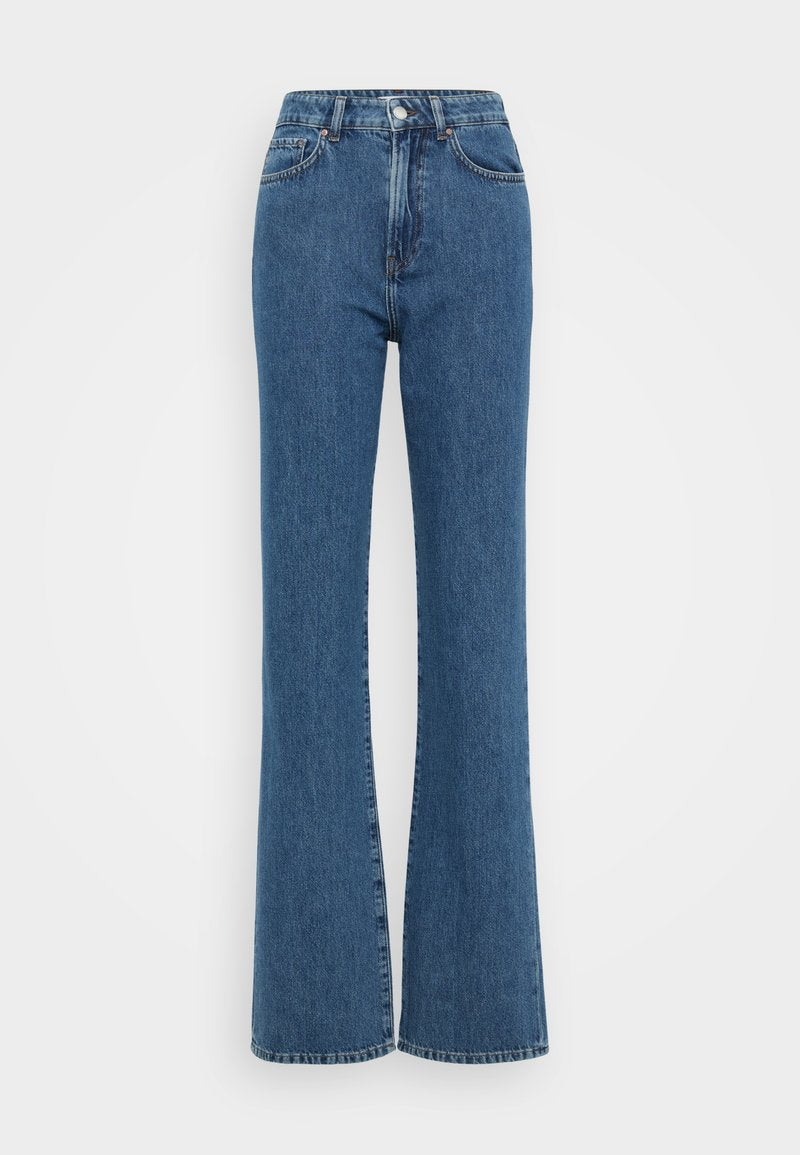 Hochtaillierte blaue Denim-Jeans mit einem ausgestellten Bein-Design, ausgestattet mit einem Knopfverschluss, Steppdetails und Vordertaschen.
