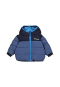 Padded Jacke in Blautönen, mit einer marineblauen Kapuze, türkisfarbenem Innenfutter, Frontreißverschluss und elastischen Bündchen. Mit Timberland-Logo auf der Brust.