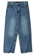 Helle blaue Jeans aus Denim mit lockerer Passform. Verfügt über ein Fünf-Taschen-Design, einen ausgewaschenen Look und ein Markenlogo auf der Vorderseite der Tasche.