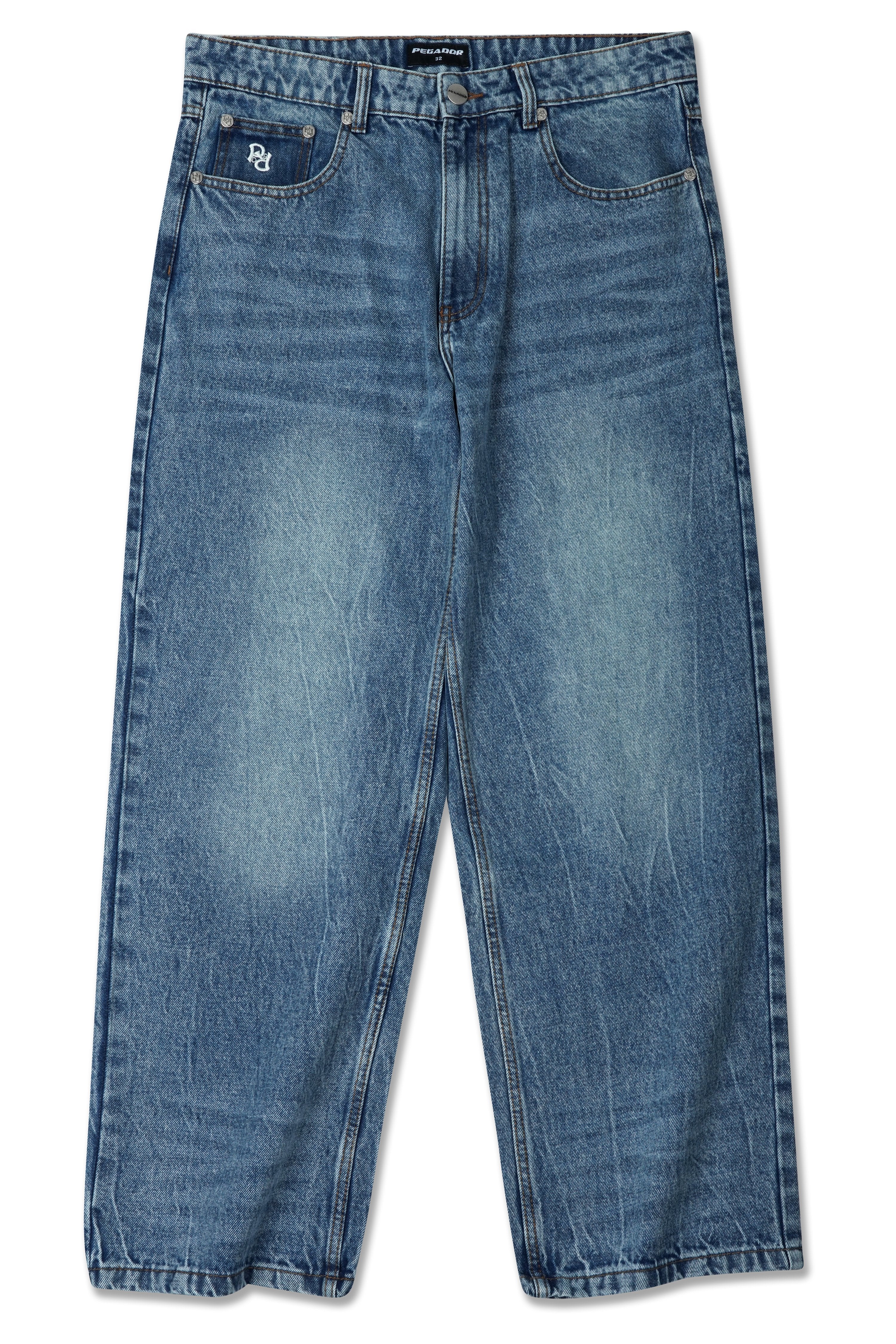 Helle blaue Jeans aus Denim mit lockerer Passform. Verfügt über ein Fünf-Taschen-Design, einen ausgewaschenen Look und ein Markenlogo auf der Vorderseite der Tasche.