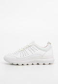 Weiße Sportschuhe mit perforierten Details, Mesh-Akzenten und einer gepolsterten, wellenförmigen Sohle. Abgerundete Zehenpartie und Schnürverschluss.