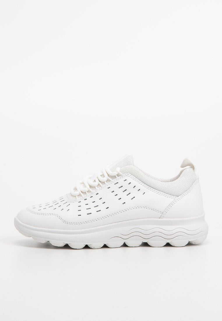 Weiße Sportschuhe mit perforierten Details, Mesh-Akzenten und einer gepolsterten, wellenförmigen Sohle. Abgerundete Zehenpartie und Schnürverschluss.