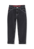 Schwarze Jeans aus Denim mit geradem Schnitt, weißen Nähten und hochgekrempelten Saum. Mit einem roten, markierten Bund und standardmäßigen vorderen/hinteren Taschen.