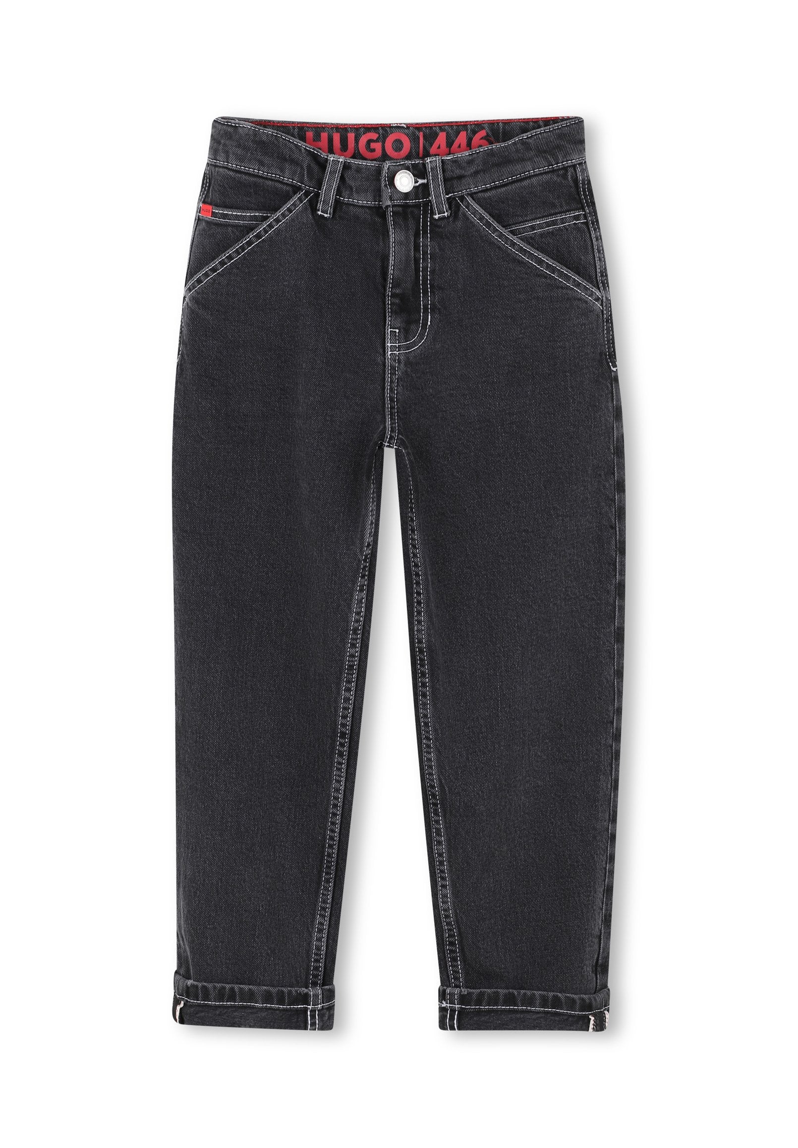 Schwarze Jeans aus Denim mit geradem Schnitt, weißen Nähten und hochgekrempelten Saum. Mit einem roten, markierten Bund und standardmäßigen vorderen/hinteren Taschen.