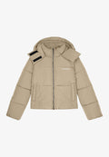 Beige Steppjacke mit Kapuze, Reißverschluss vorne, zwei seitlichen Taschen und Klettverschluss- Akzenten an der Schulter. Textlogo auf der Brust.