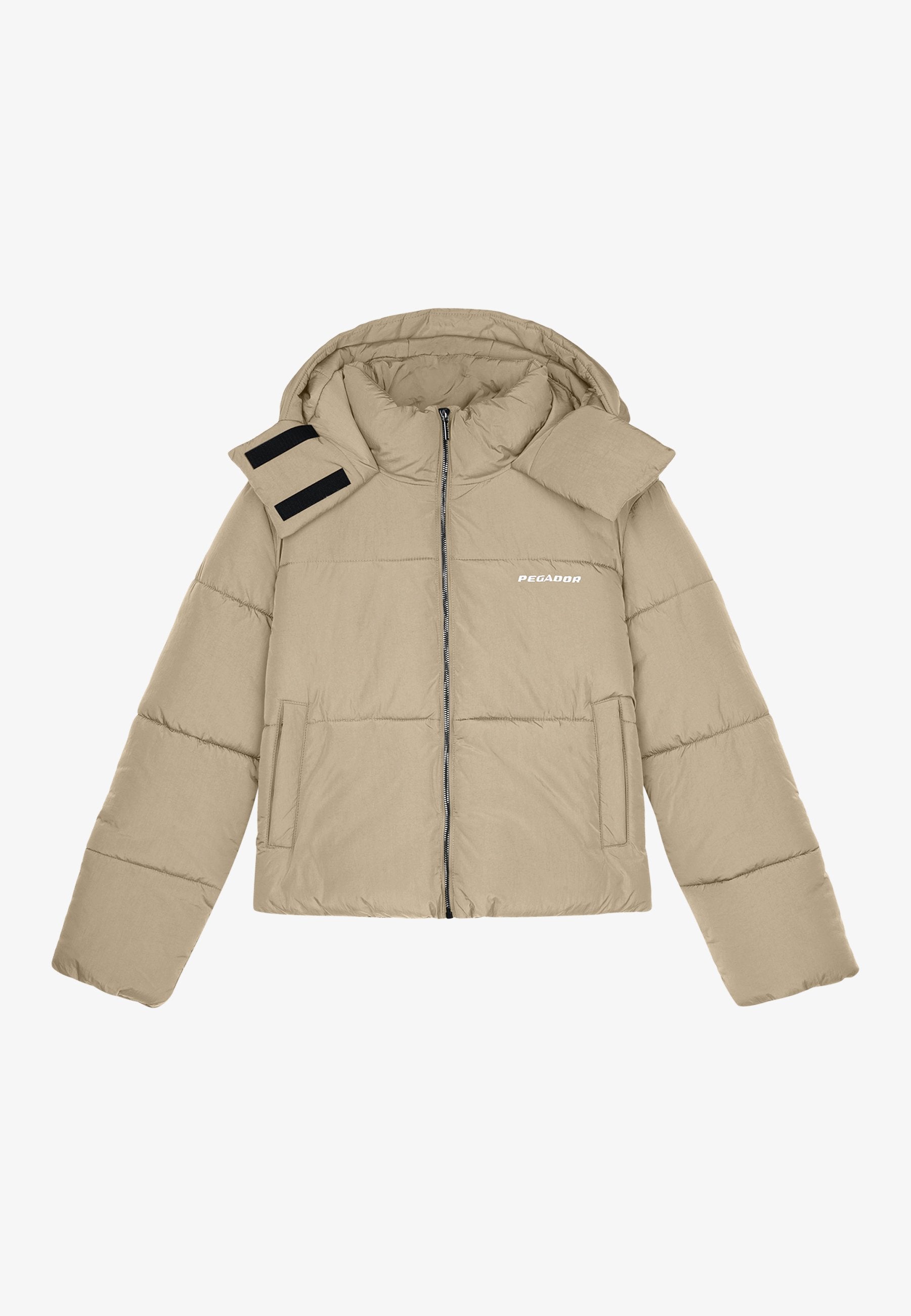 Beige Steppjacke mit Kapuze, Reißverschluss vorne, zwei seitlichen Taschen und Klettverschluss- Akzenten an der Schulter. Textlogo auf der Brust.