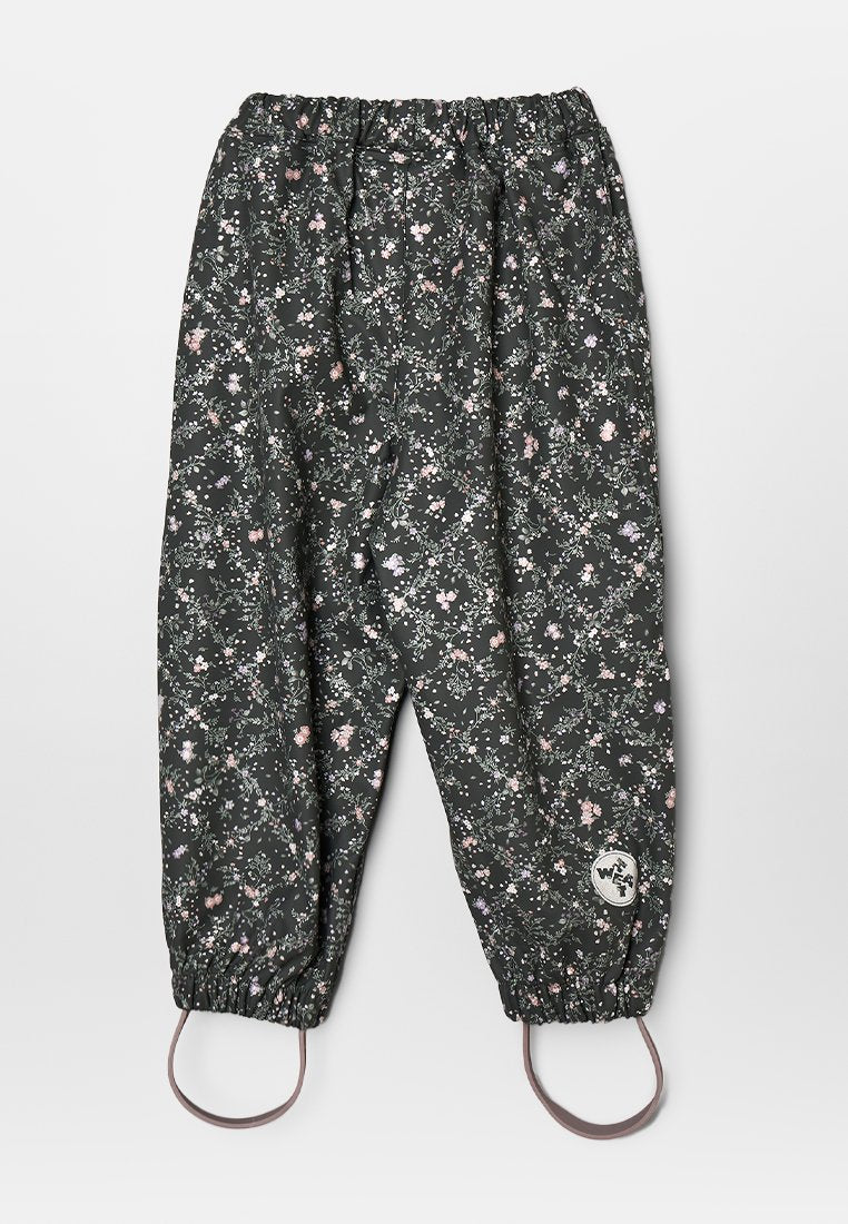 Leichte, dunkelgraue Blumenhosen mit einem elastischen Bund, gerafften Knöcheln und einem runden Logopatch an einem Bein.