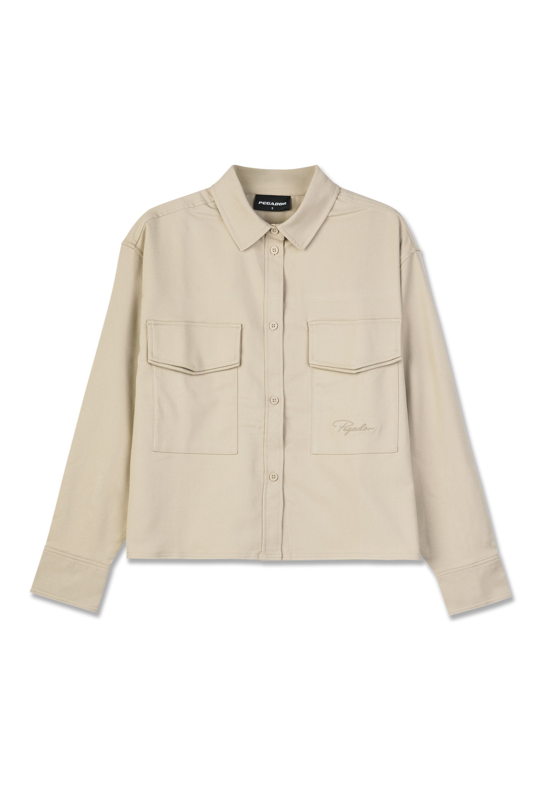 Beige Button-Up-Hemd mit Kragen, langen Ärmeln und zwei Brusttaschen. Verfügt über ein gesticktes Logo und eine glatte, weiche Textur.