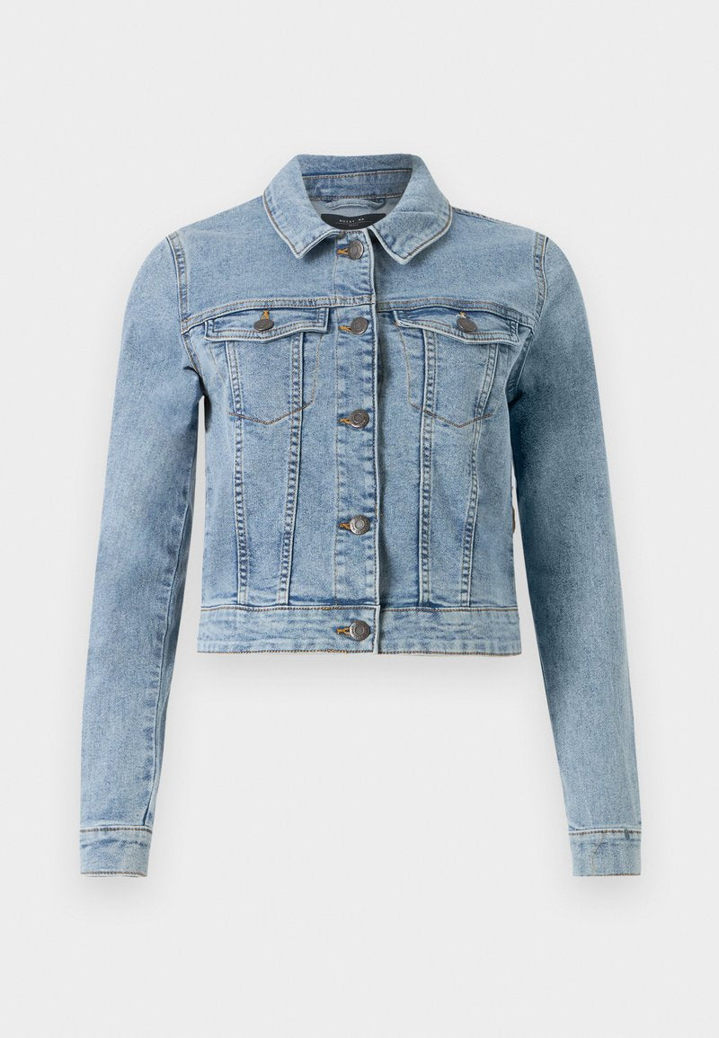 Hellblauer Denim-Jacke mit langen Ärmeln, klassischem Kragen, zwei Brusttaschen und Knopfverschluss. Mit gestickten Akzenten und einem verkürzten Design.