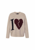 Beiger Strickpullover mit schwarzem Buchstaben „I“ und großem weinrotem zerbrochenem Herz-Grafik auf der Vorderseite, Rundhalsausschnitt und langen Ärmeln.