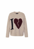 Beiger Strickpullover mit schwarzem Buchstaben „I“ und großem weinrotem zerbrochenem Herz-Grafik auf der Vorderseite, Rundhalsausschnitt und langen Ärmeln.
