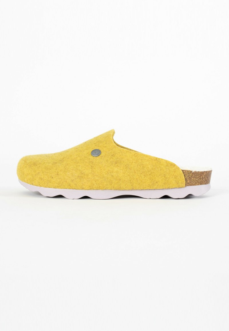 Gelbe Filzclogs mit einem abgerundeten Design, grauem Akzentknopf und einer hellen Gummisohle. Die Ferse hat ein Detail aus natürlichem Kork.