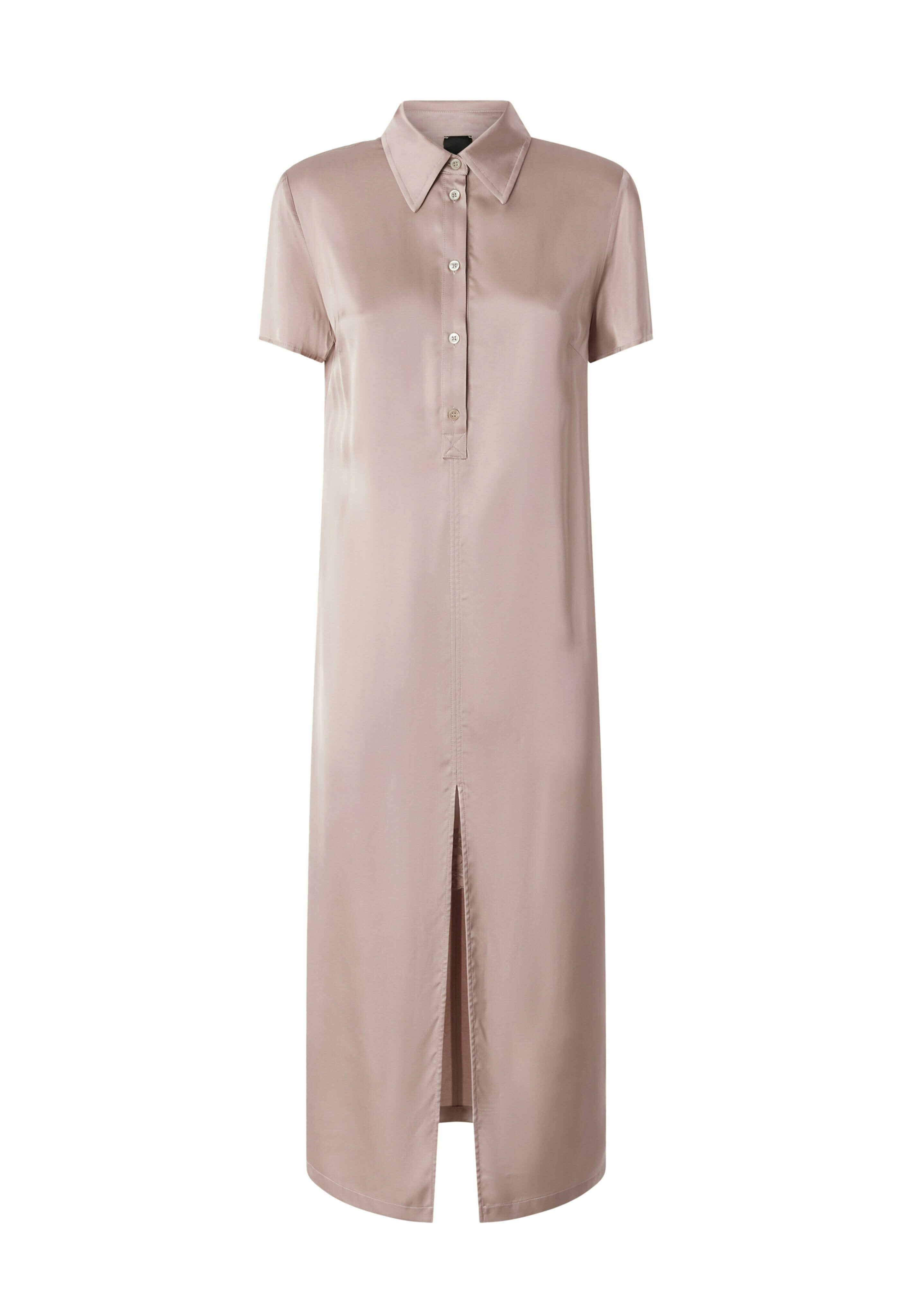 Satinhemdkleid in sanftem Beige, mit Kragen, kurzen Ärmeln, Knopfleiste und einem Schlitz vorne. Glatte Textur mit fließendem Design.