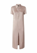 Satinhemdkleid in sanftem Beige, mit Kragen, kurzen Ärmeln, Knopfleiste und einem Schlitz vorne. Glatte Textur mit fließendem Design.