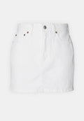 Weiße Jeansrock mit hoher Taille, vorderer Knopfverschluss, zwei Seitentaschen und dezenten bronzenen Akzenten. Glatte Textur, Länge bis zur Mitte des Oberschenkels.