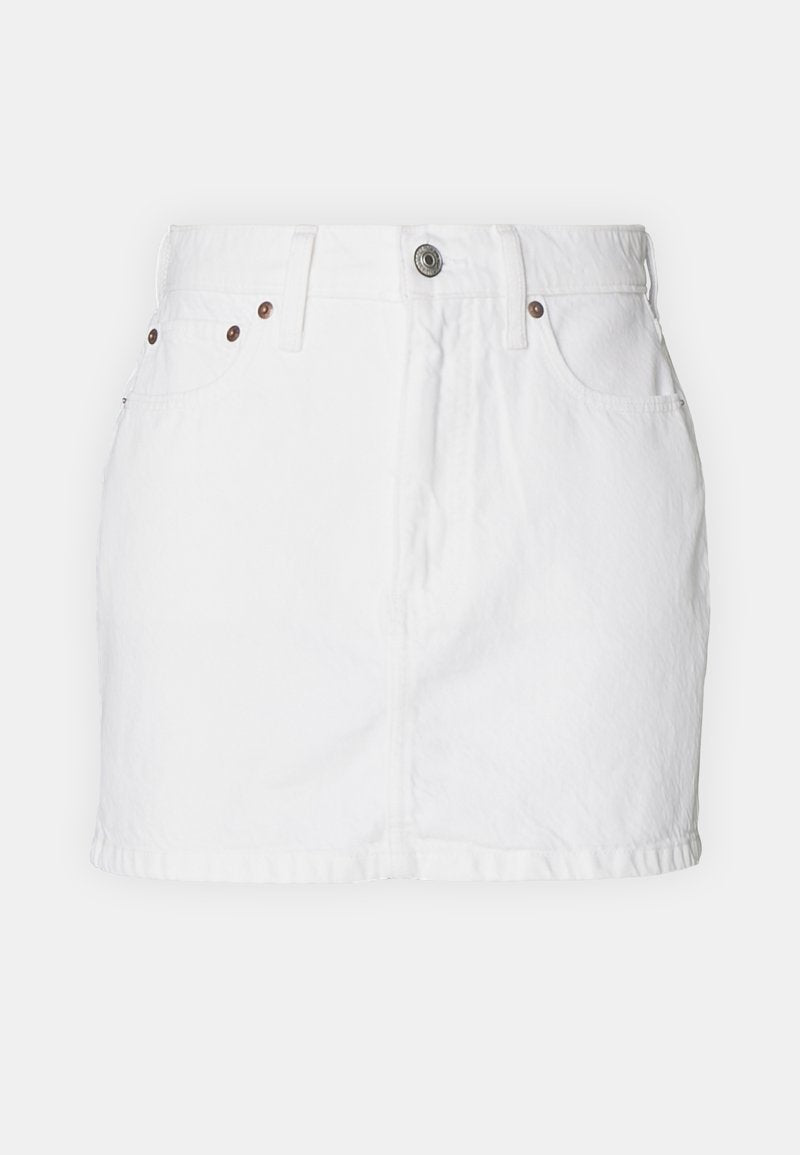Weiße Jeansrock mit hoher Taille, vorderer Knopfverschluss, zwei Seitentaschen und dezenten bronzenen Akzenten. Glatte Textur, Länge bis zur Mitte des Oberschenkels.