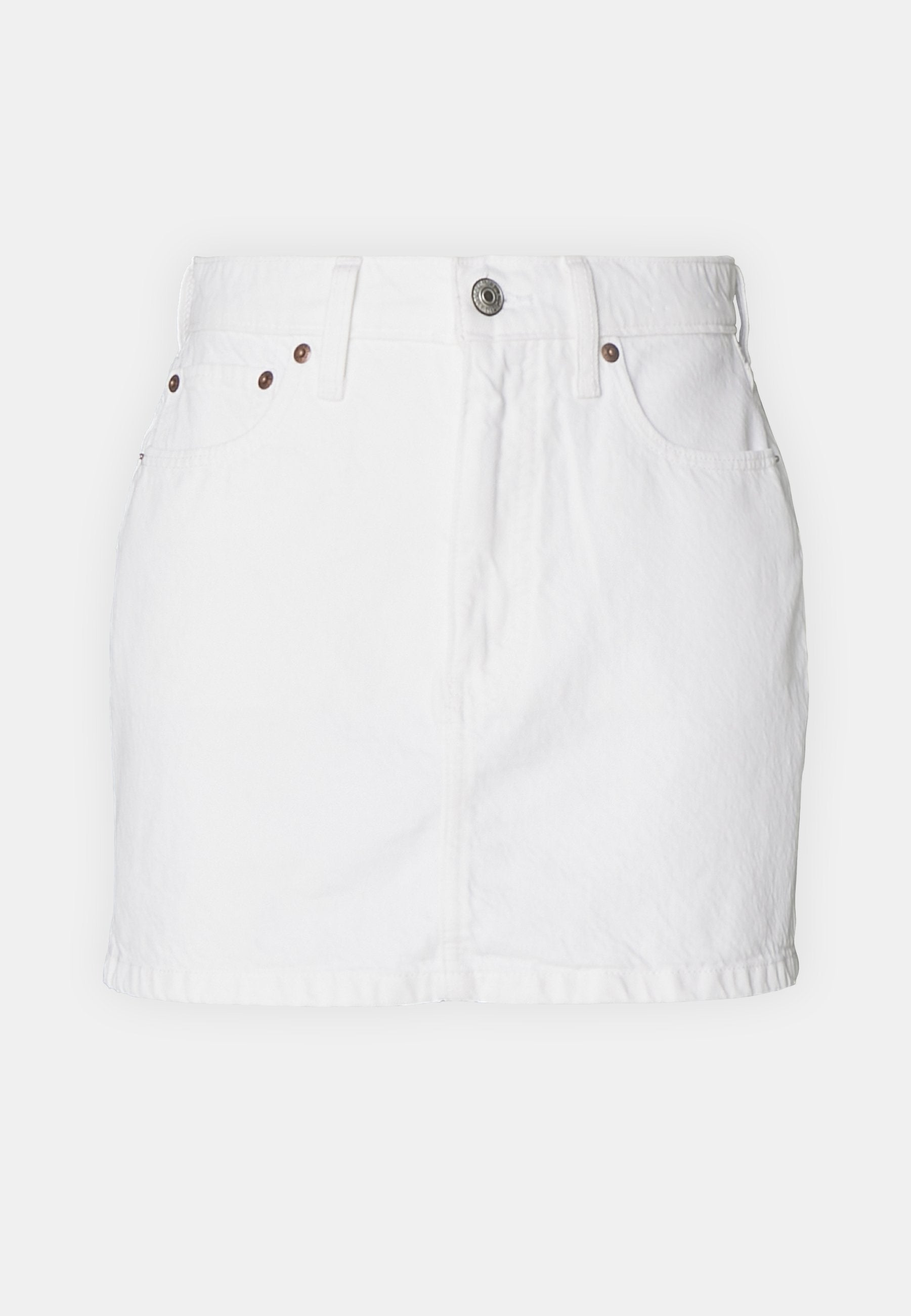 Weiße Jeansrock mit hoher Taille, vorderer Knopfverschluss, zwei Seitentaschen und dezenten bronzenen Akzenten. Glatte Textur, Länge bis zur Mitte des Oberschenkels.