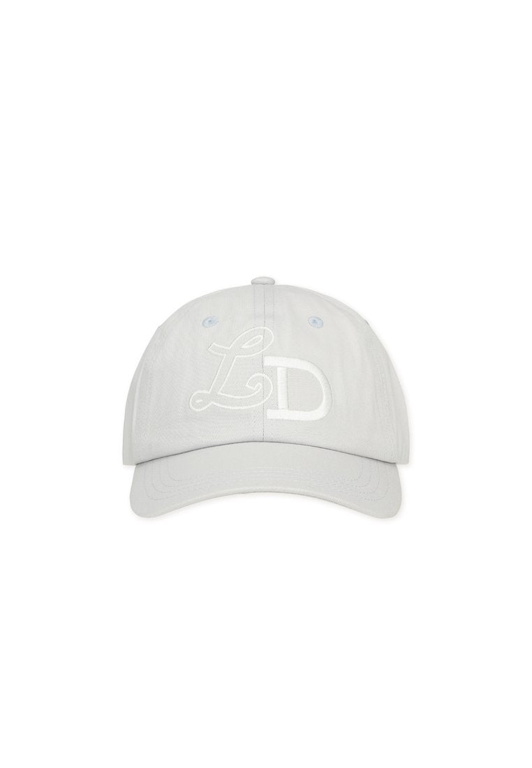 Hellgraue Kappe mit gebogenem Schirm und gesticktem „LD“-Logo in Weiß. Verfügt über Belüftungsöffnungen und einen verstellbaren Riemen hinten.