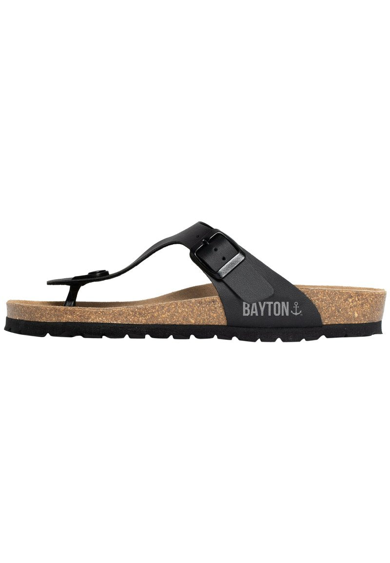 Schwarze Flip-Flop-Sandale mit Korkeinlage, Gummisohle, verstellbarem Riemen und Schnalle. Mit BAYTON-Logo an der Seite.